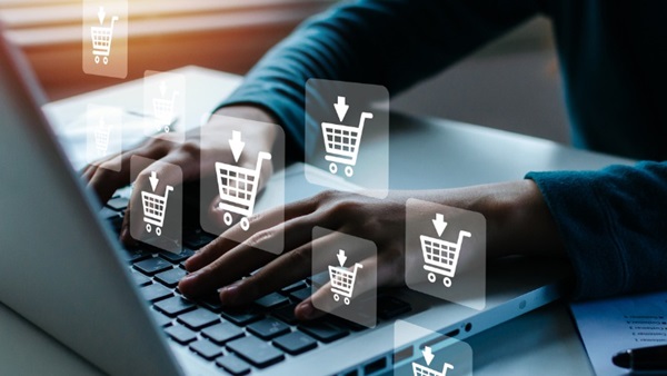 Un homme vérifie les avis sur des boutiques en ligne